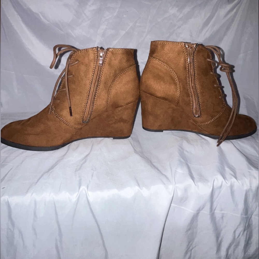 New American Eagle Brown Suede Ankle Wedge Booties 9.5 Lace Up Zip Side 3” Heel - Picture 4 of 7